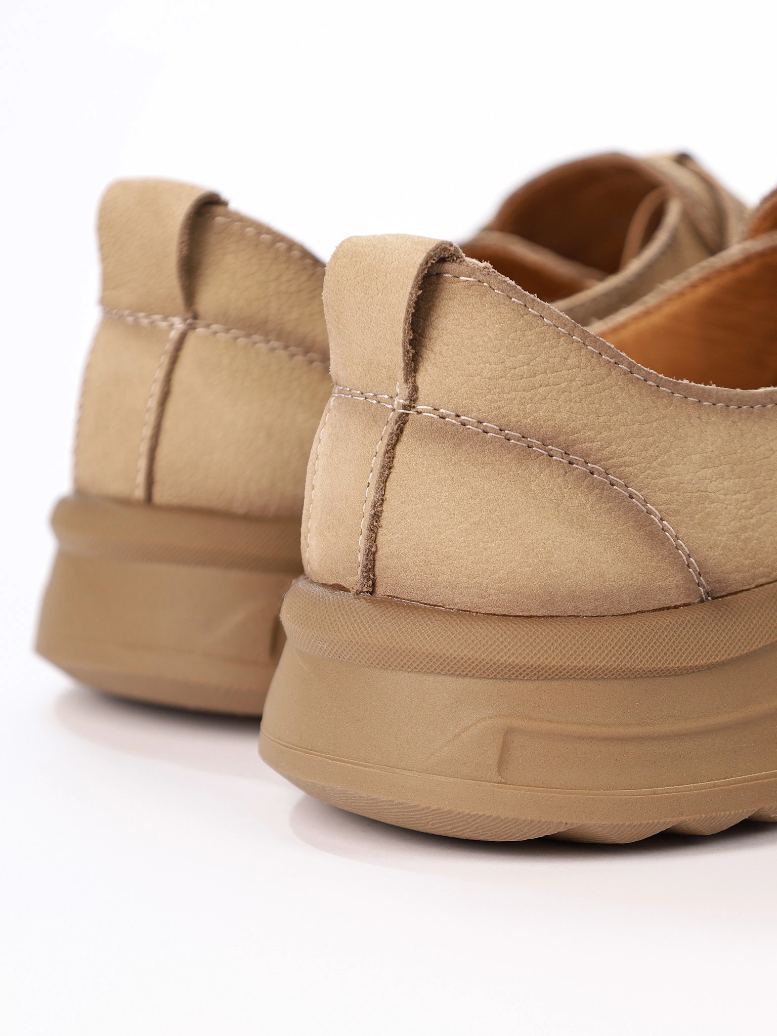 Туфли бежевого цвета из натурального нубука с застежкой ремешок